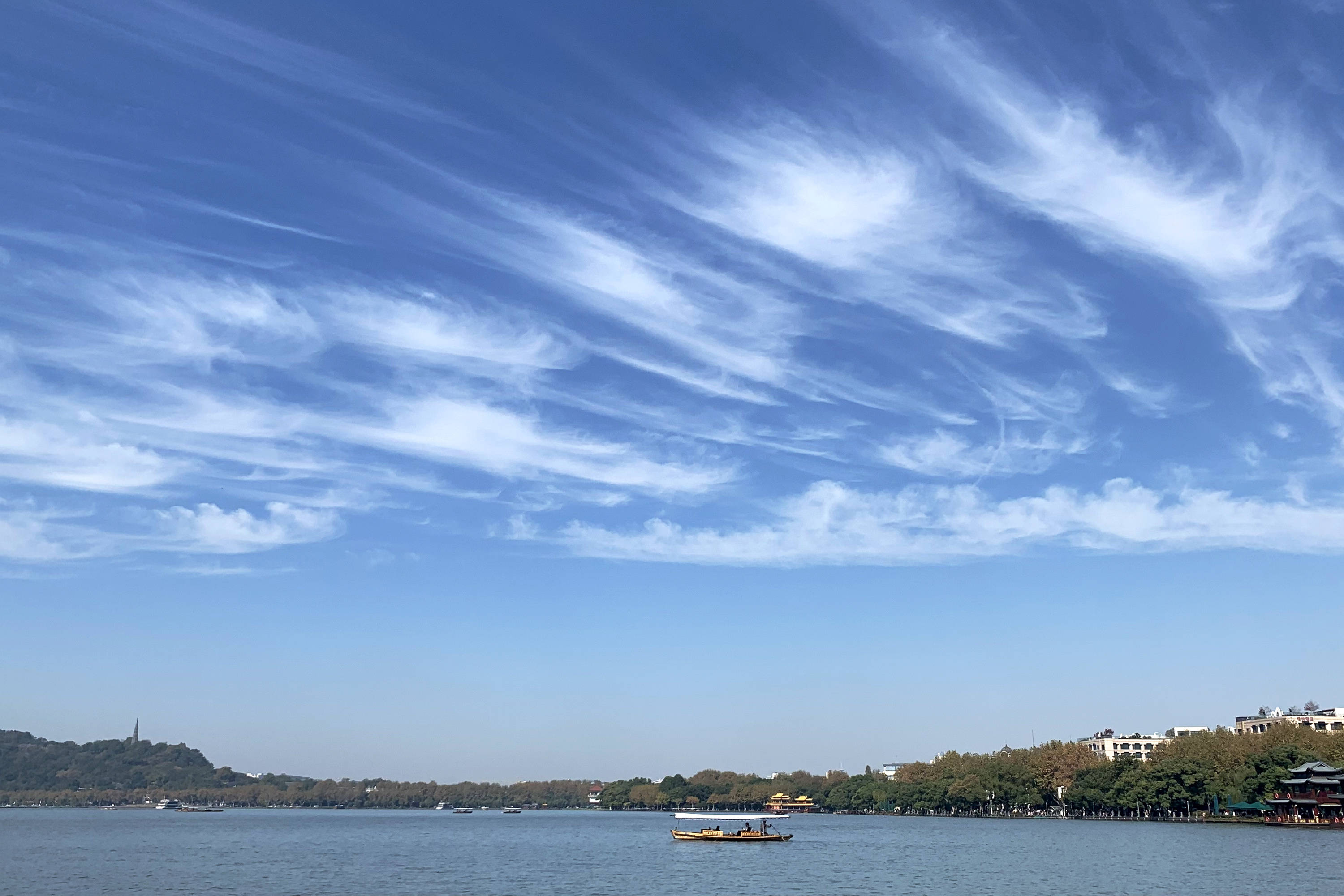 杭州:西湖上空突现"羽毛云"_游丝_形状_阳光