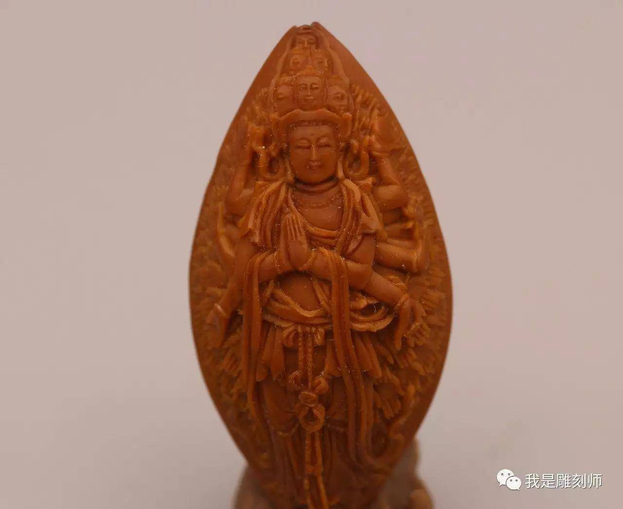 周乃翔市长以刘敏霞(刘小敏)所作核雕"苏州园林——狮子林"相赠新加坡