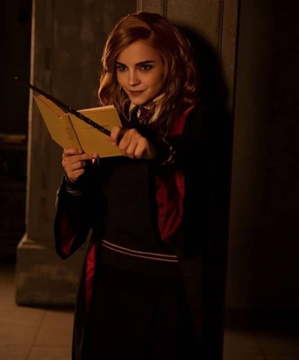 俄妹cos哈利波特赫敏魔法少女另显成熟性感