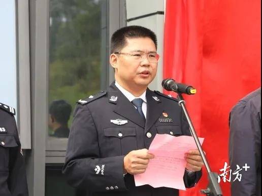 坪山区公安分局党委副书记,政委曾挺恩代表公安分局在揭牌仪式上致辞