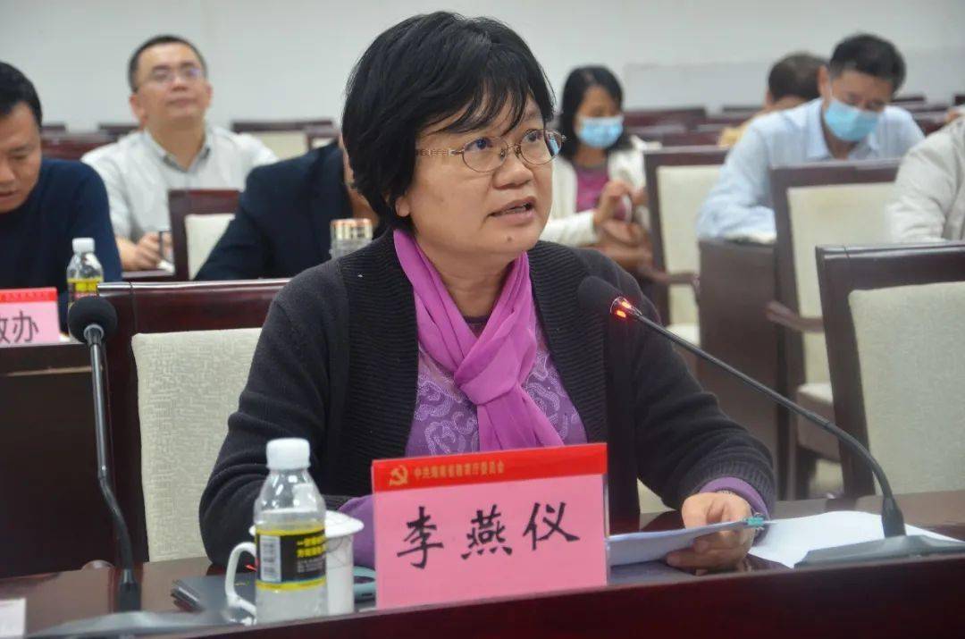 省教育厅副厅长李燕仪(左),黎岳南(右)发言黎岳南,李燕仪分别就议情