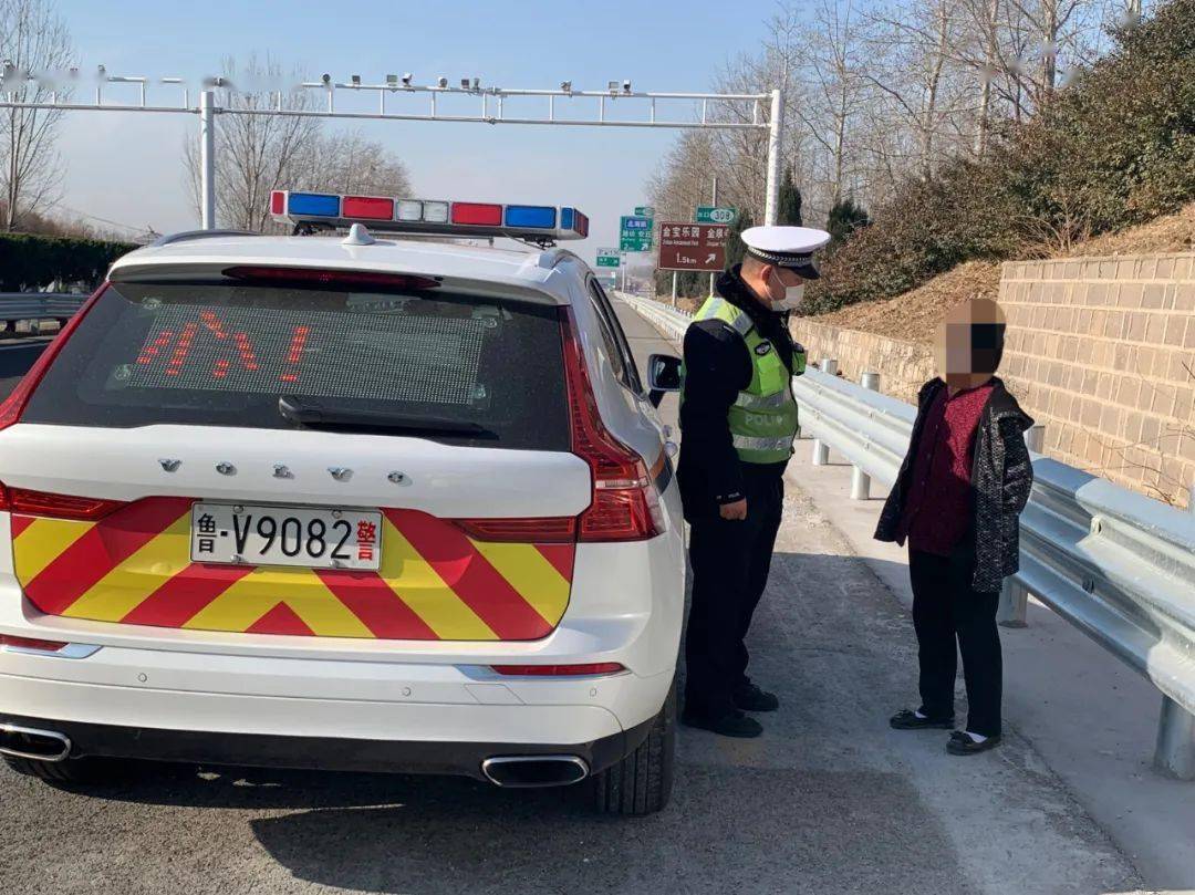 滨州高速交警二大队民警在巡逻过程中,发现一辆冀j牌照的皮卡车停在