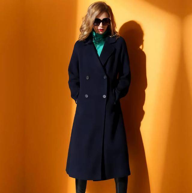 藏青色大衣与绿色内搭的组合还是并不多的,因为绿色并没有减龄效果
