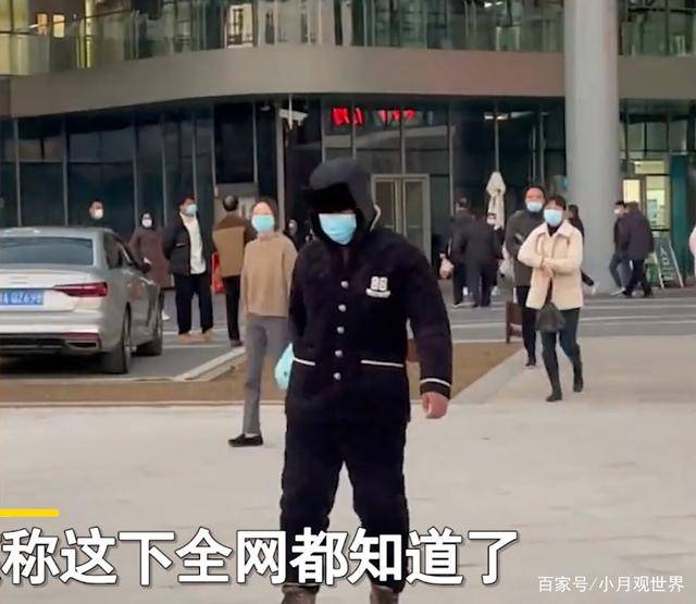 河南一男子痔疮手术出院，好哥们拉横幅庆祝，礼物让人哭笑不得
