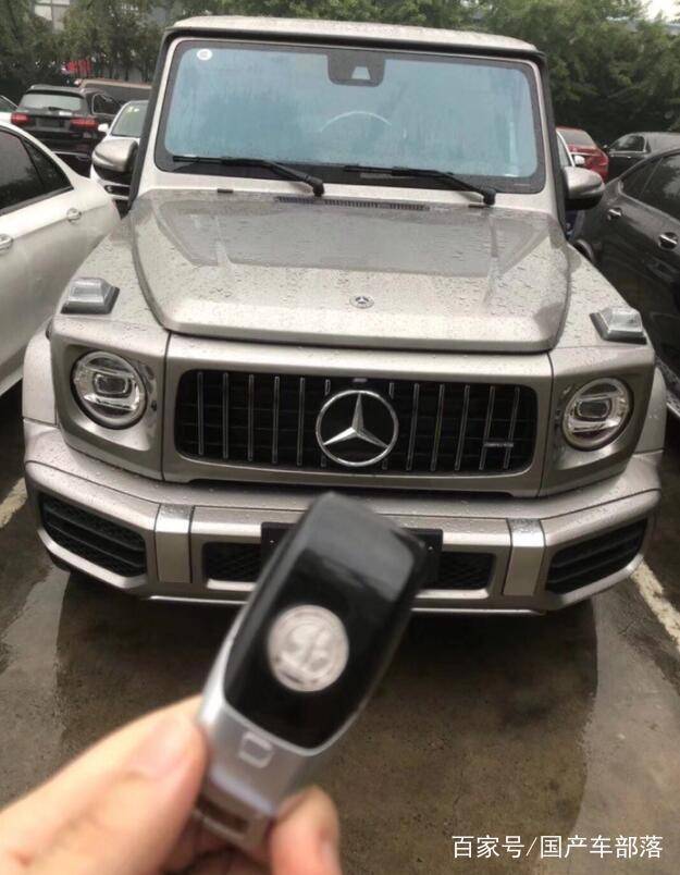 新款奔驰g罕见银色车身,很有金属质感,据说全国只有一台这颜色_卡钳