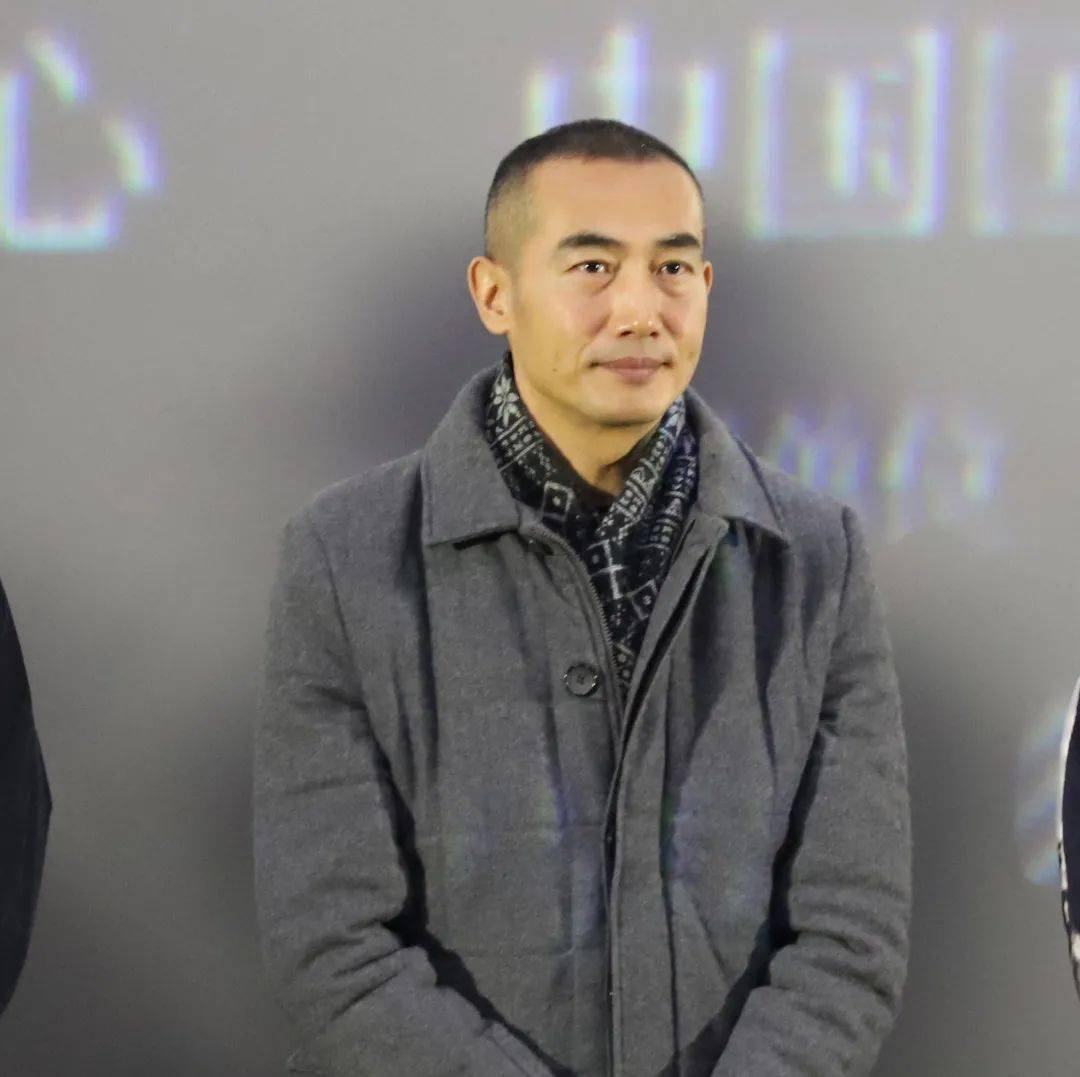 主演艾东谈到自己塑造的"铁建"这个角色时表示:这个名字在剧中有一个