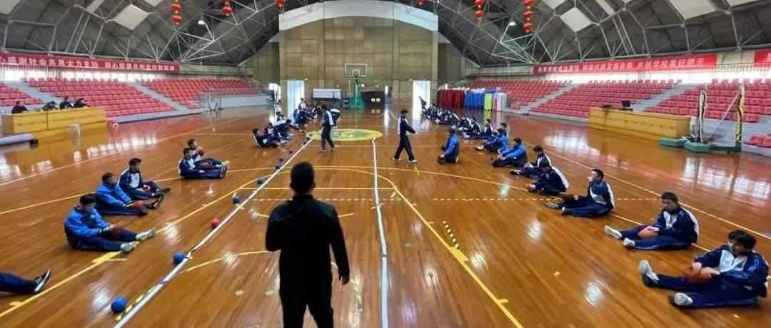 融合新力量，共促新成长——中学体育青年教师“推门听课”活动_双手_