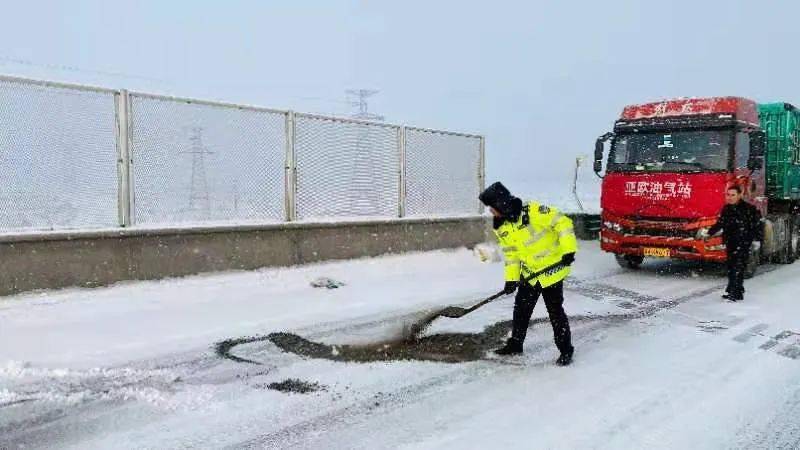 道路泥濘溼滑,騎車要精力更加集中,隨時準備應付突發情況,騎行的速 