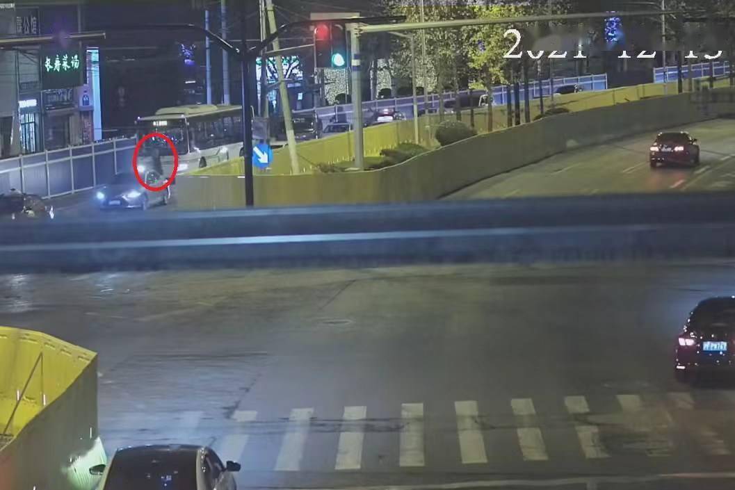 公交车驶离车站被司机拒绝上车 女子挡在车前分钟被行拘 普陀 史某 报警