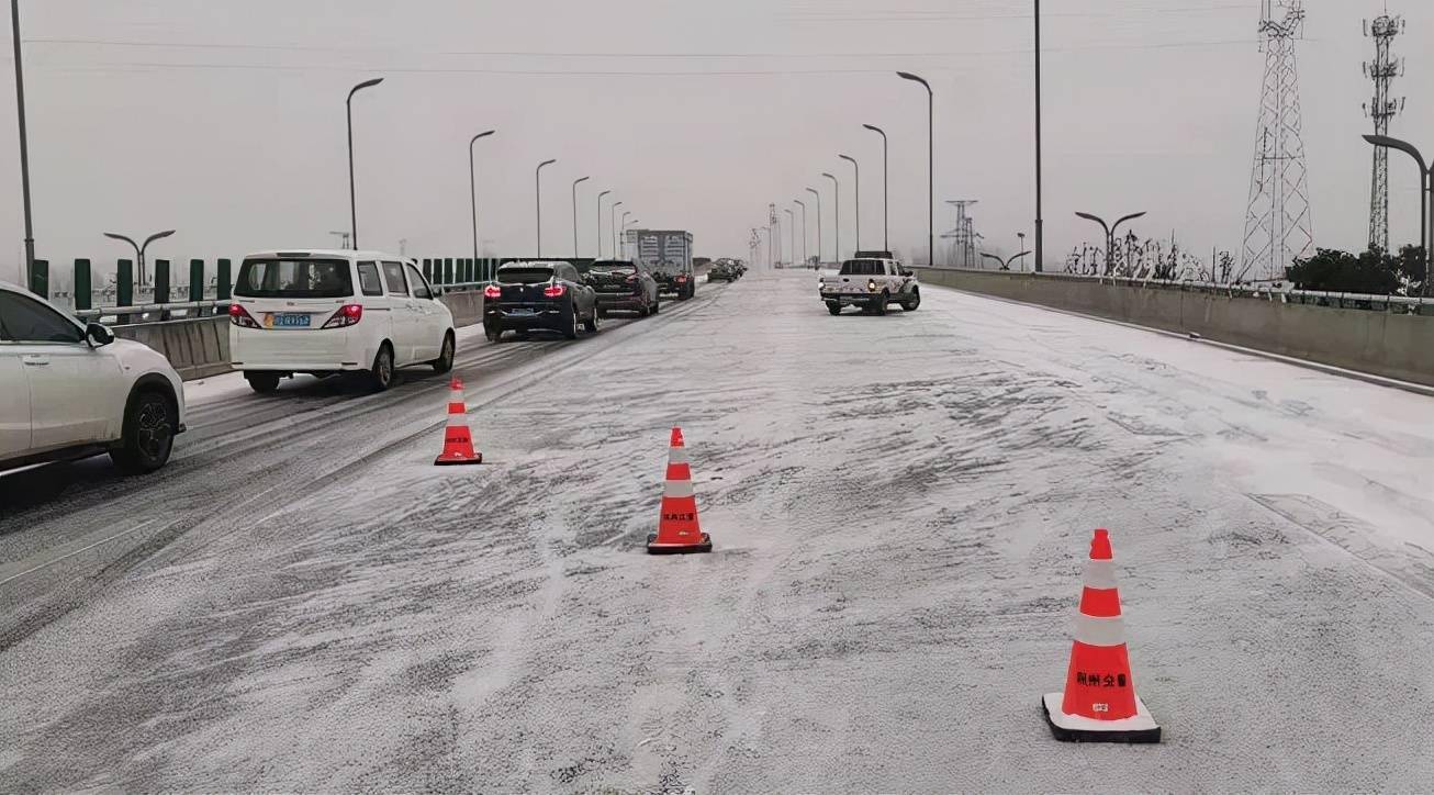 道路结冰复兴大道全线封闭多条高速限行