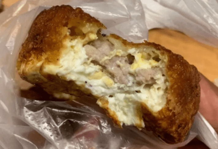 南京嚣张汉堡皇后叼着烟做汉堡网友真把自己当人上人