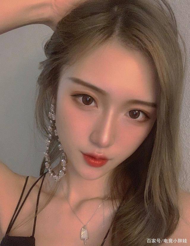 腐团儿超短裙战术后退黑色透露出自己的性格网友神秘且高冷