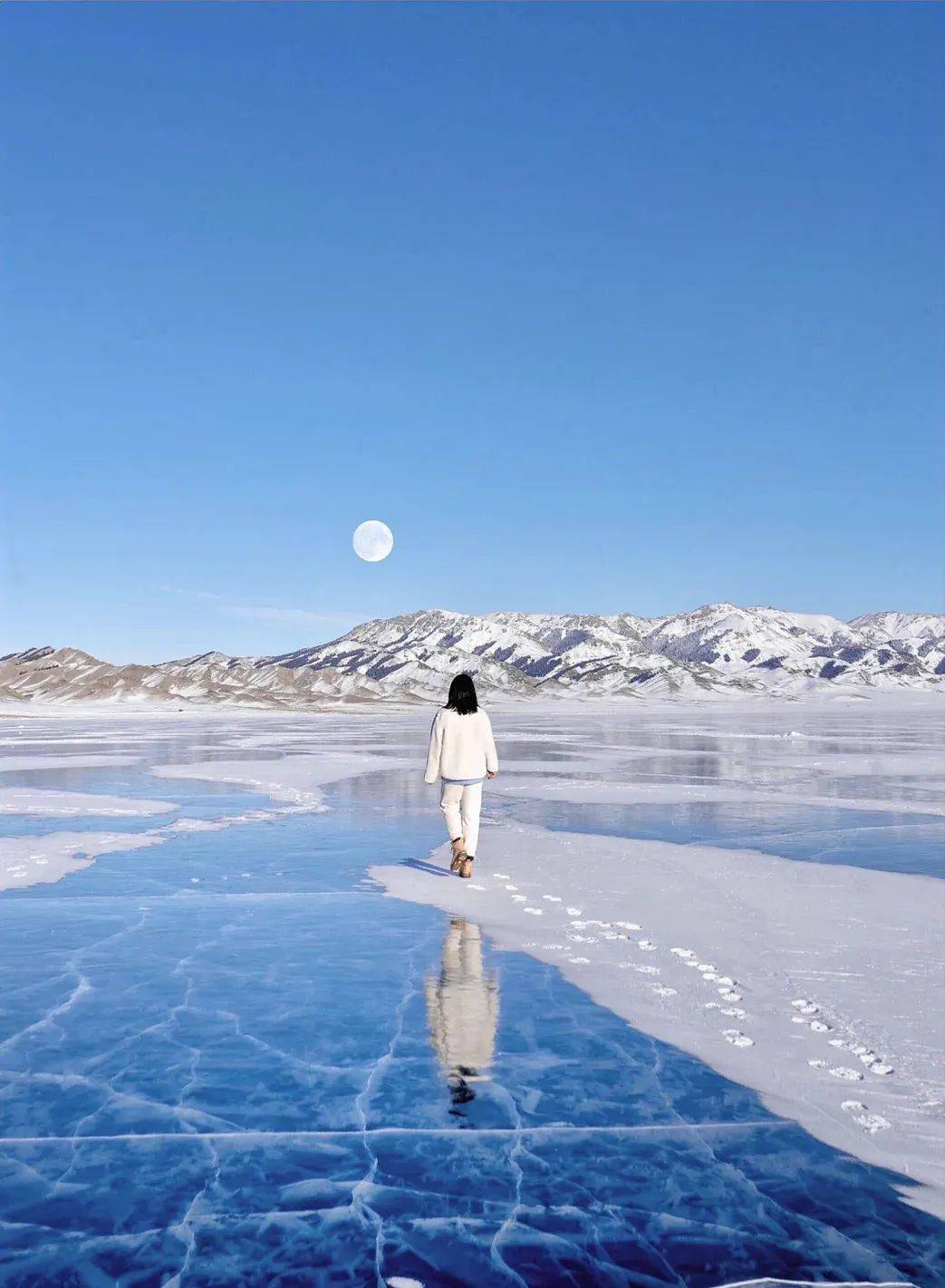 冬季的赛里木湖特别适合自驾