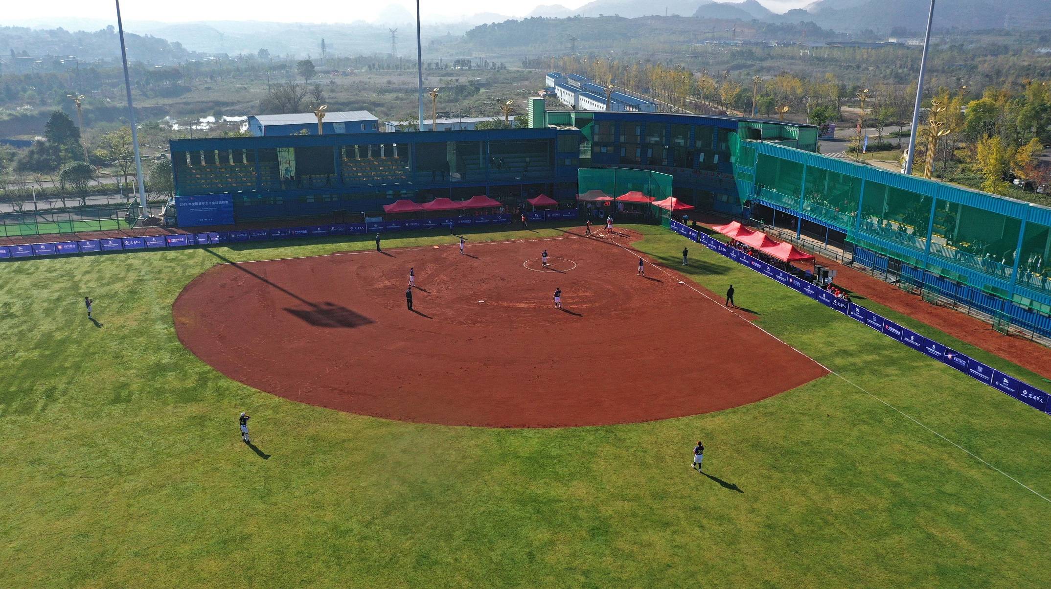 黔西南州义龙新区的中国首个以公园形式打造的专业赛场地形体育公园