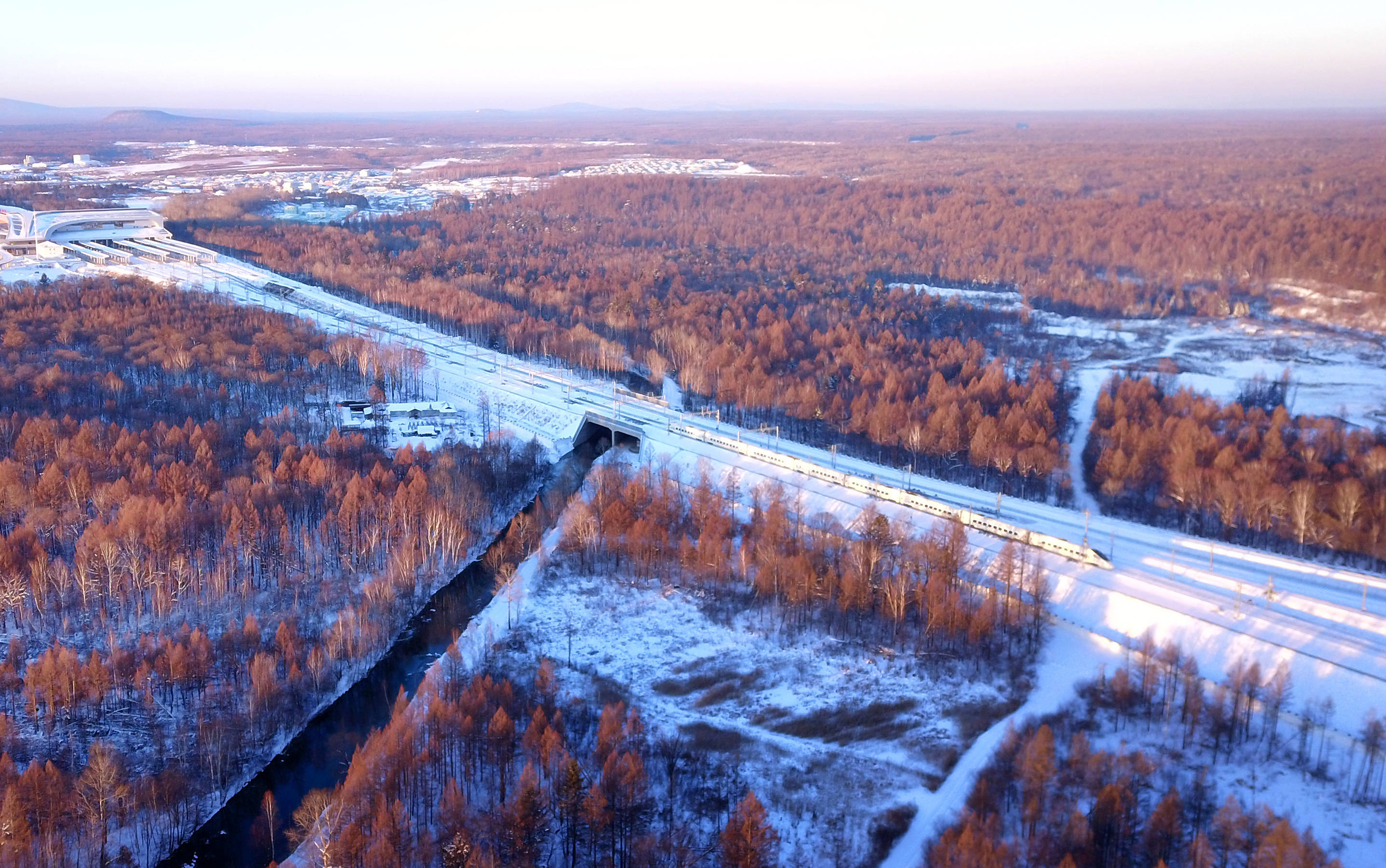 (社会)(7)高铁直通长白山脚下_高铁白_沈佳_长春