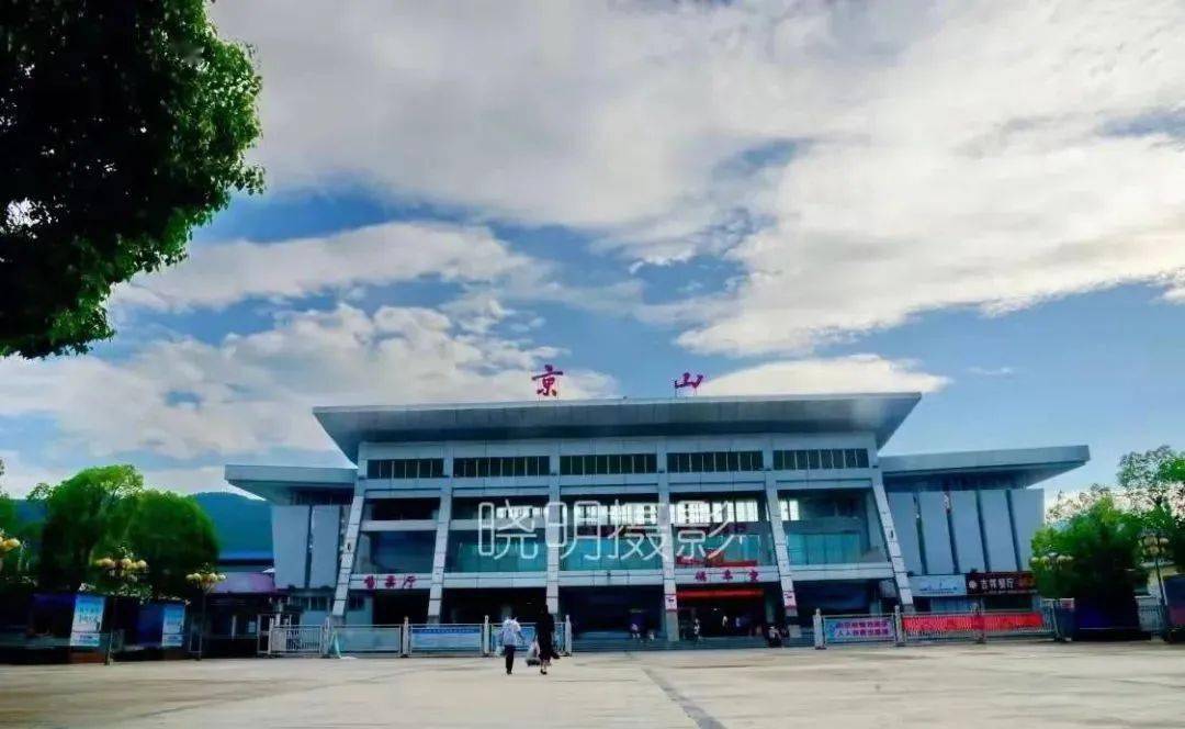 京山火车站:一边儿去!)比"京山地标"啊?