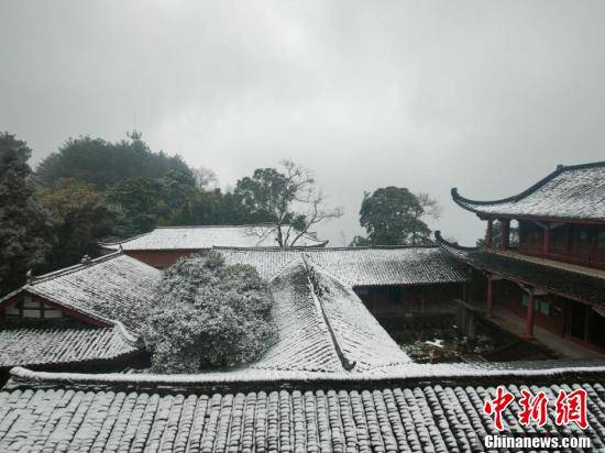 小峨眉|四川多地迎来首场降雪 南充金城山景区满山银装素裹