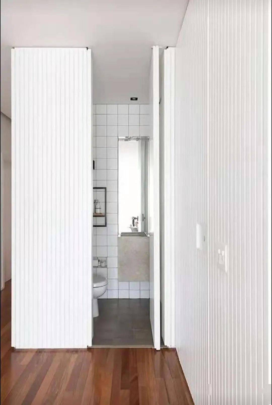 2,卧室隐形门卧室门对大门,对于在卧室休息的人来讲,真的很不友好,躺