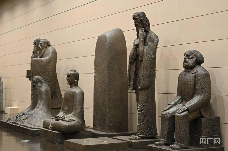 艺术|70位艺术家的200余组作品同频共振 “无问西东”呈现新海派艺术的精髓所在