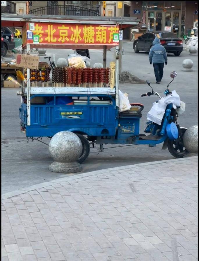 网传视频显示,一辆蓝色的三轮车在路边售卖糖葫芦,但视频中不见摊主的