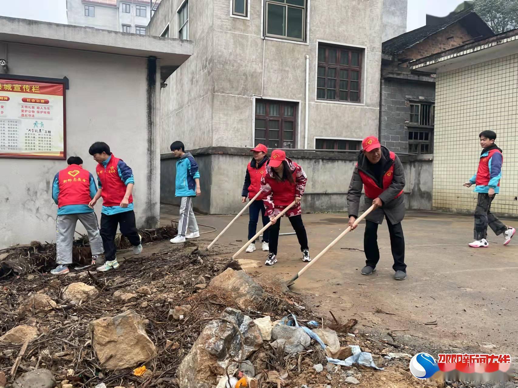 新邵四中开展星期五大扫除活动