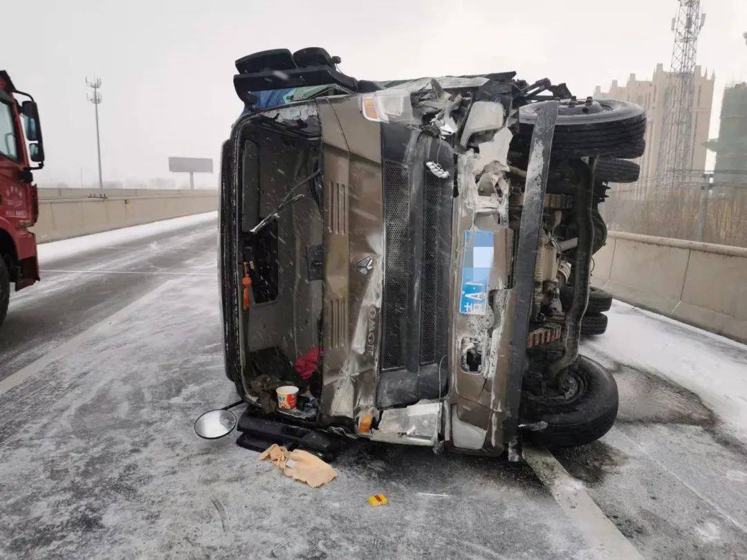德州货车高速侧翻司机被困交警紧急救助