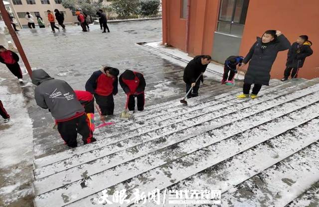 贵定五中铲雪除冰净校园师生协力保平安