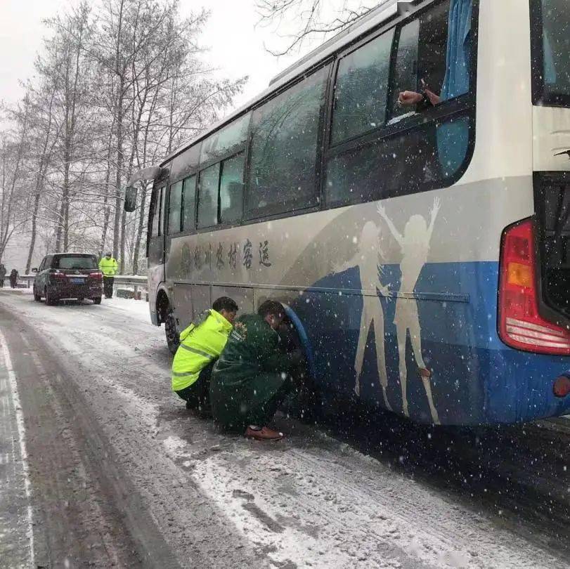 雪景如期而至,利川雪"警"护您平安_巡逻_车辆_冰天雪地