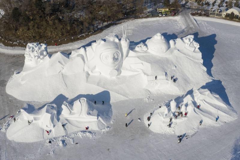 太阳岛|组图：堆雪人玩出新高度，50余名雕塑师8天造出巨大冰墩墩