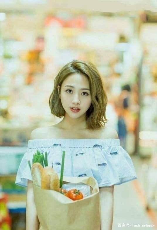 鬼鬼穿超紧身衣现身,好身材尽显,超大蝴蝶结成亮点_造型_一身_黑色