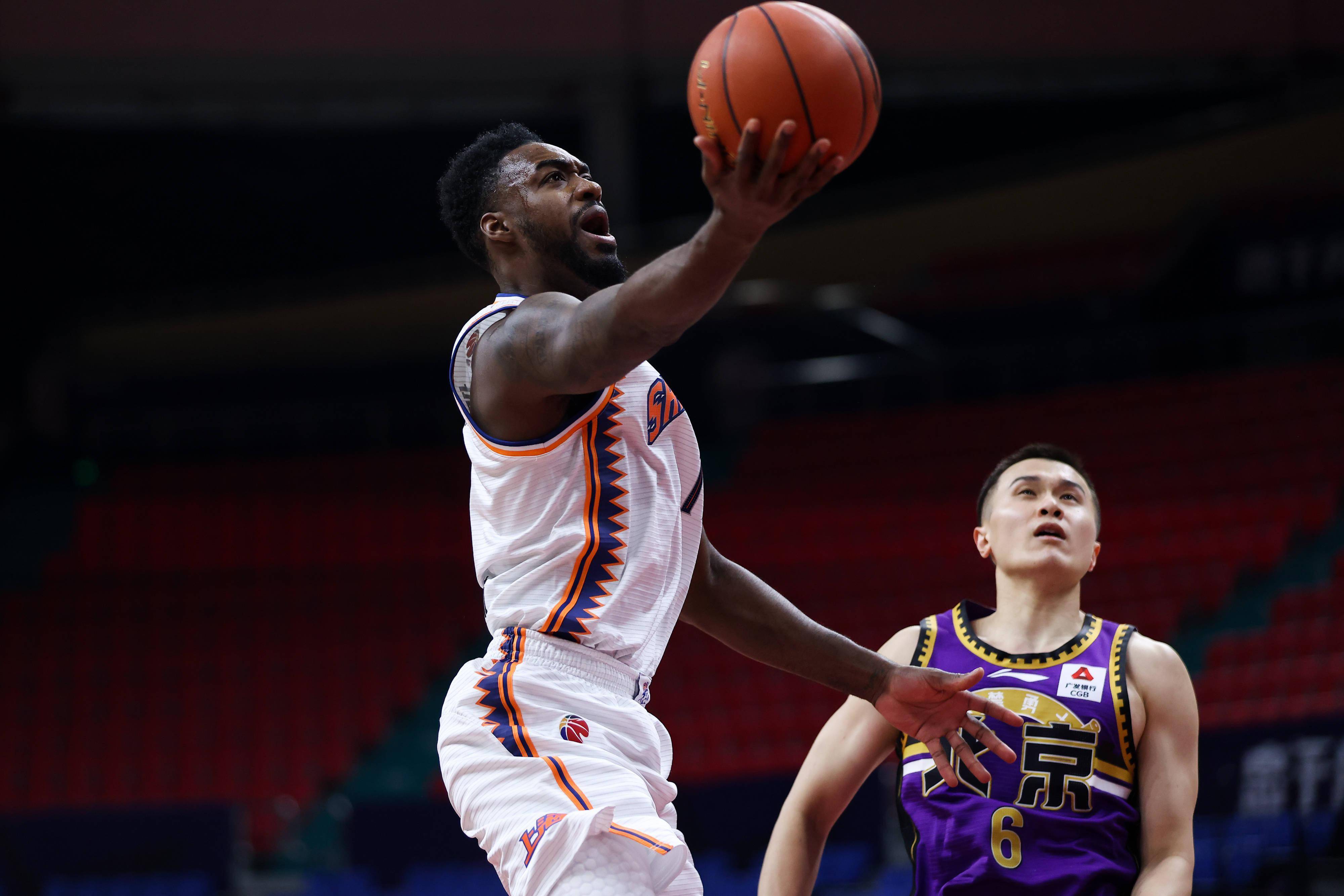 外援|縱觀CBA｜21名外援再就業(yè)，中國(guó)籃球急需這把“雙刃劍”