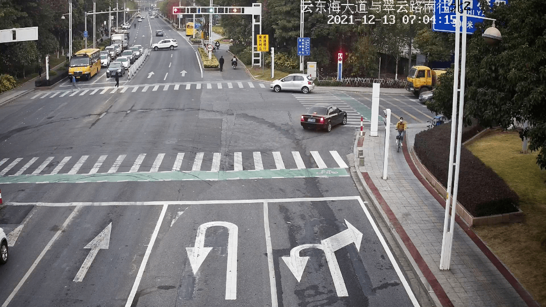 第四车道优化为"掉头 右转"车道,并将右转信号灯优化为黄闪状态,道路