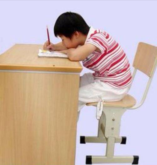 小学生集体驼背老师矫正孩子们坐姿的方法让网友赞不绝口