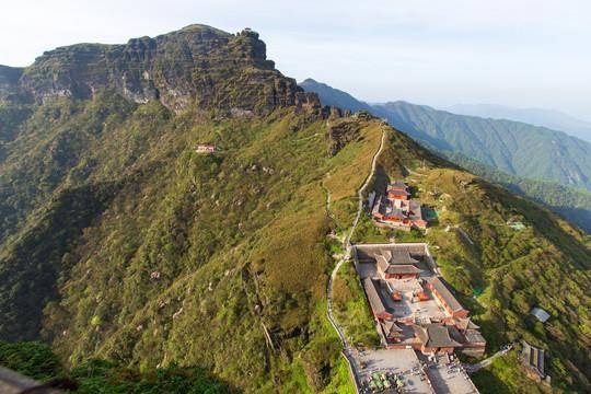 貴州一奇葩危險建築建在山頂有近三千米高度又稱紅雲金頂