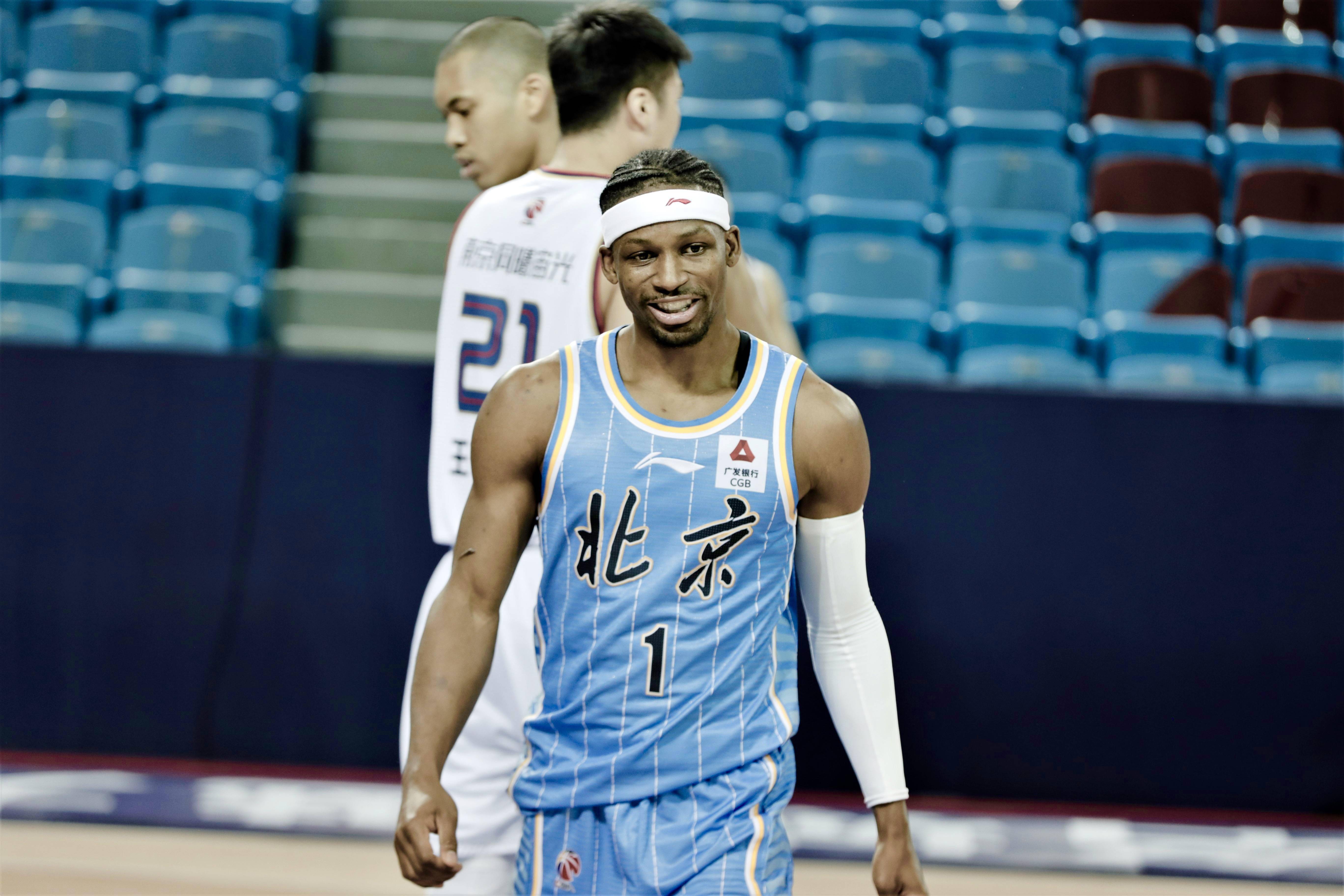 CBA|首鋼末節(jié)發(fā)力大勝同曦，雅尼斯盛贊林書(shū)豪無(wú)私表現(xiàn)