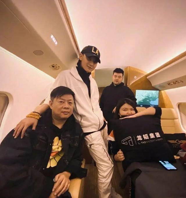 更重要的是,据说,彭昱畅的女朋友,是黄子韬公司的经纪人,这个圈子真