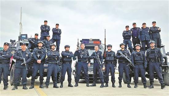 特警集体亮相 羊城晚报记者 郭思琦 摄快艇出动,展现专业队伍处突能力