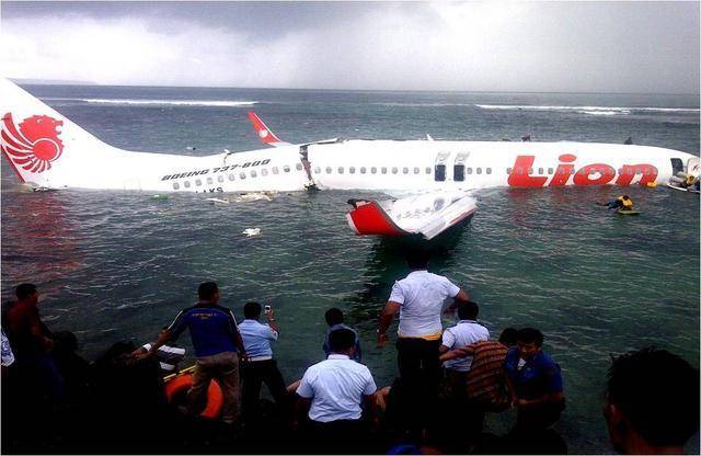 印尼飞机坠海图片