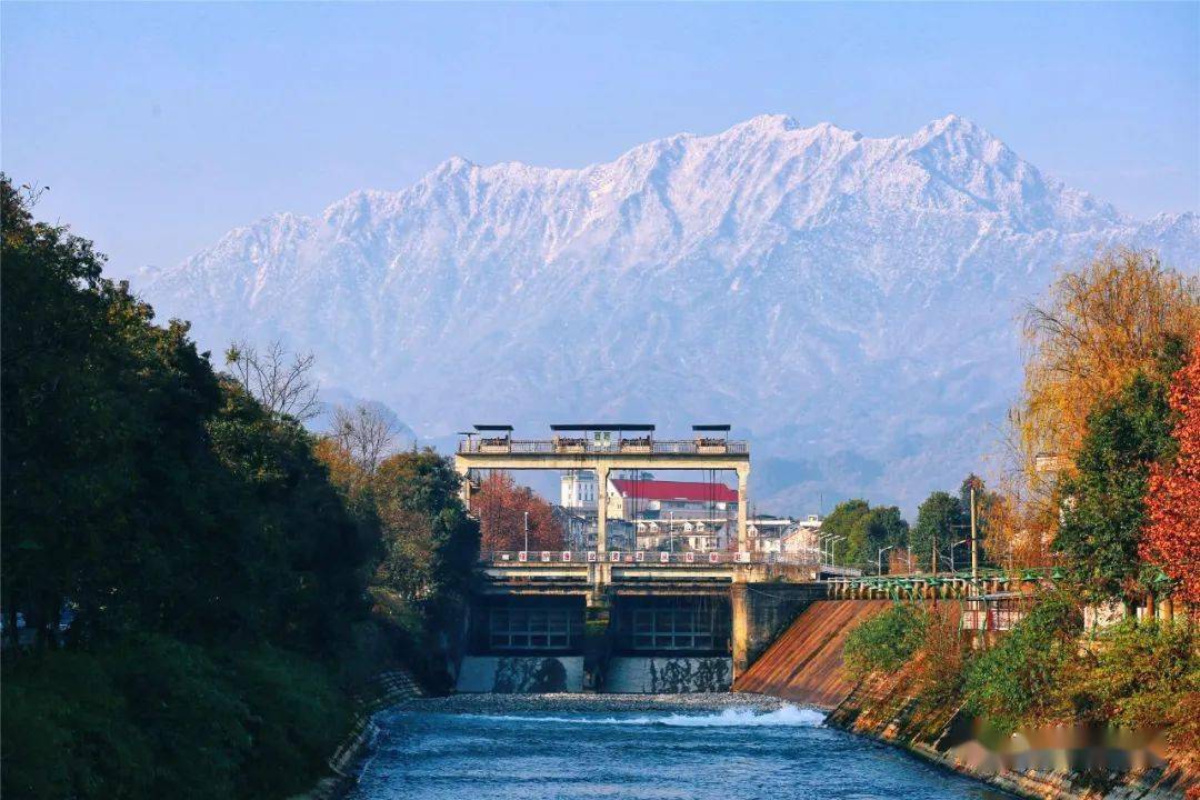 包围|如果有一万种理由来都江堰，那看雪山必是其一！