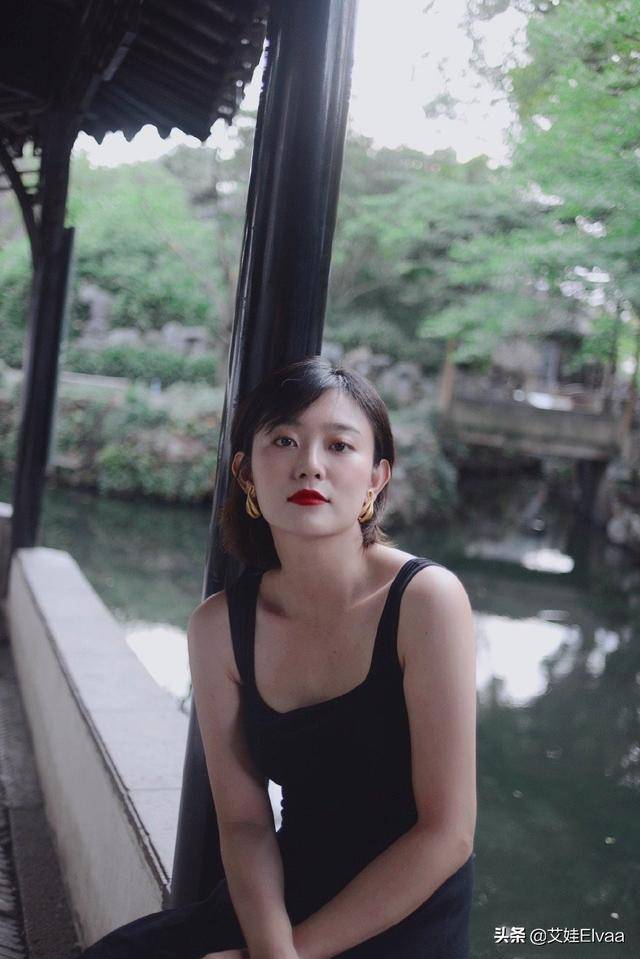 央视外景主持李七月不上班好惊艳,穿吊带裙腰细腿长,女生都看酸_女性