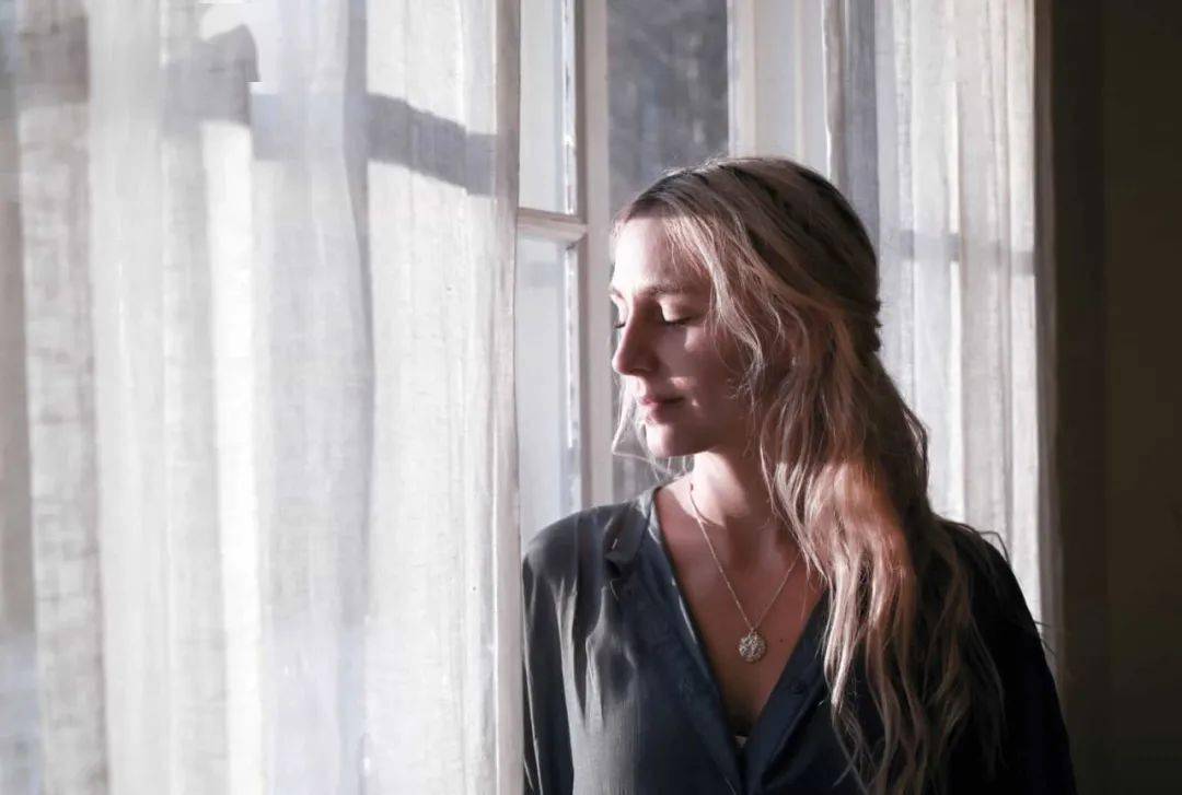 北欧李子柒在雪地洗衣服被嘲做作网友怒了仙女的事情你别管