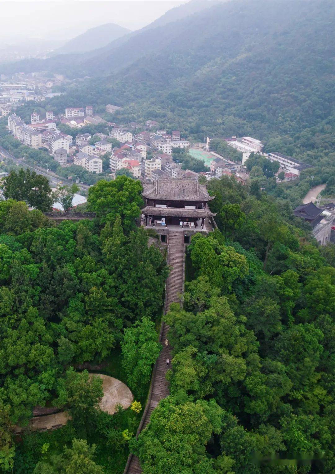 而成百步峻尽头是白云楼江南长城东端的最高点城隍庙梅花鹿◎横屏观看