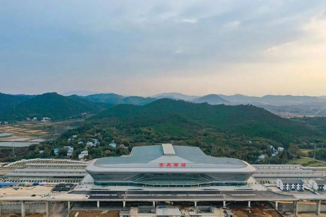 经湖北省黄梅县,于鳊鱼洲跨越长江至江西省九江市境内,引入既有庐山站