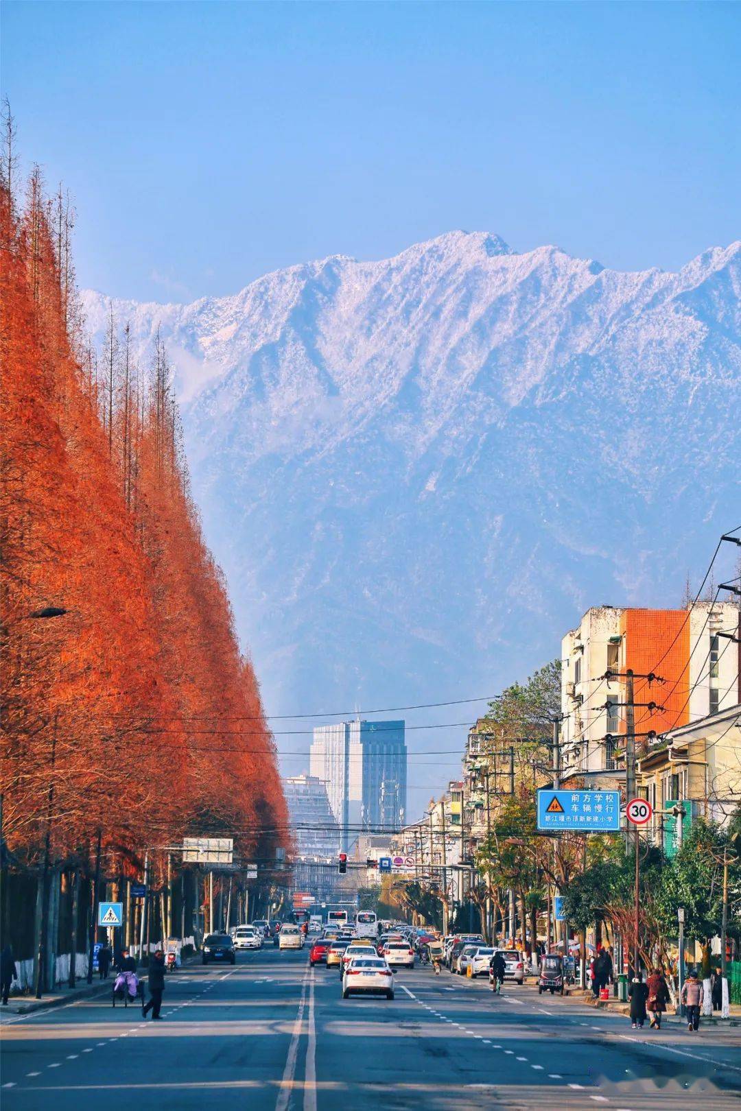 包围|如果有一万种理由来都江堰，那看雪山必是其一！