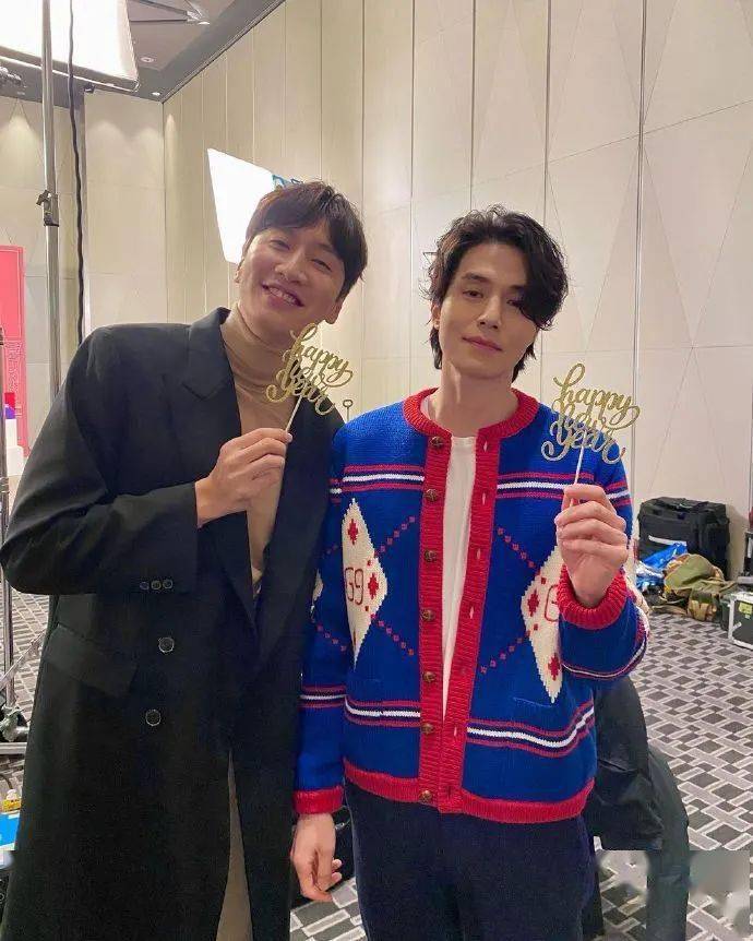 李棟旭 男神#李棟旭@leedongwook_official 以鬍子復古風造型現身綜藝