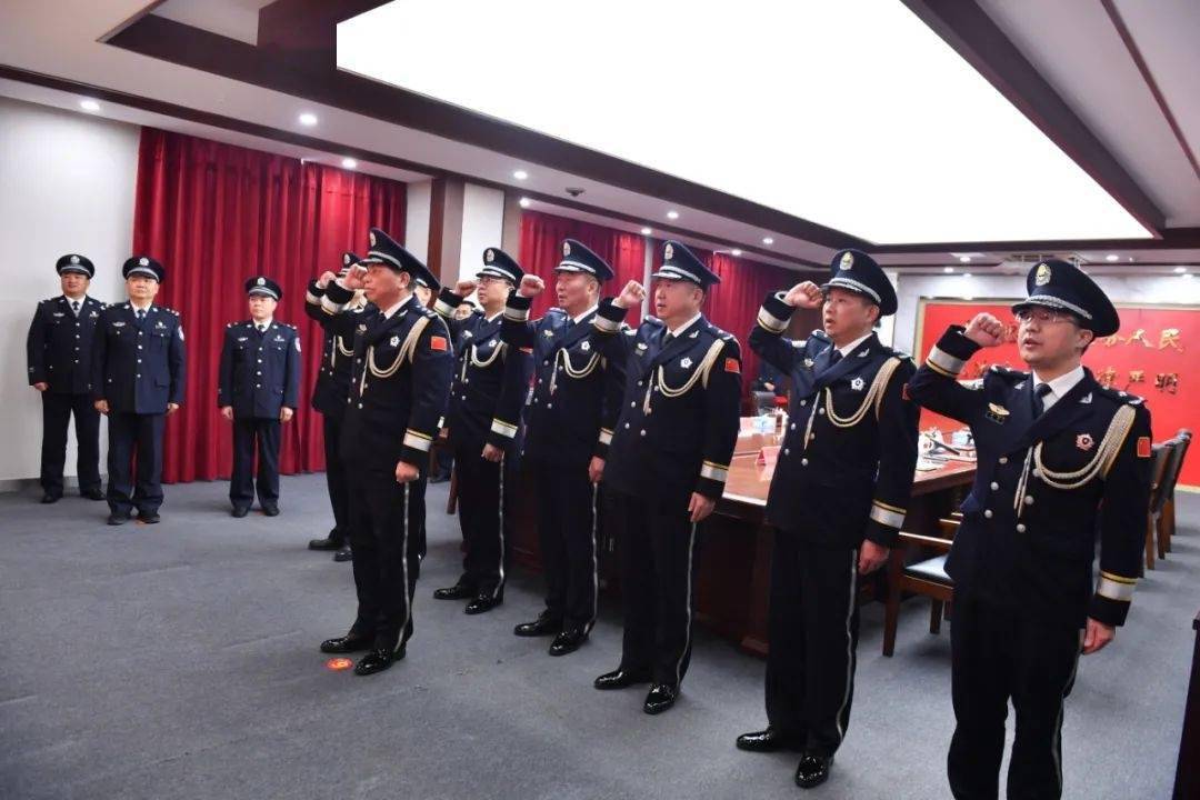 肖铁军为2名晋升二级警监,6名晋升三级警监警衔的同志逐一颁发了授衔