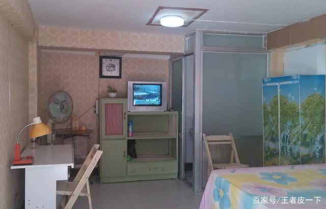 买了个车库改造成卧室居住 装修很简单但是很温馨 给大家晒晒 面积 什么 库房