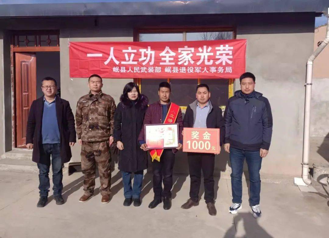 在闾井镇杜旭辉家中,工作人员与杜旭辉家人亲切交谈,了解他们目前的