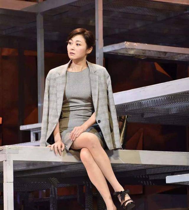 万绮雯星空蓝礼服,有种神秘梦幻的感觉,飘逸网纱裙摆仙气十足_身材_穿