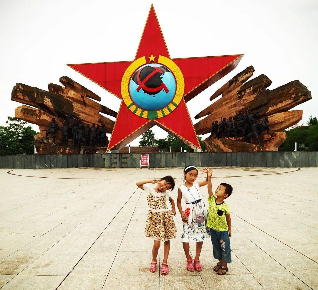 2016年8月11日,江西省瑞金市中华苏维埃纪念园,小朋友们在红五星广场
